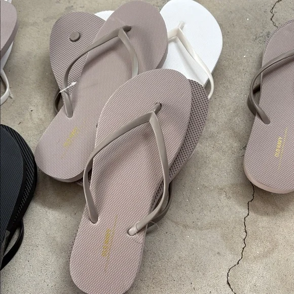 13 pairs old navy flip flops - Picture 4 of 4